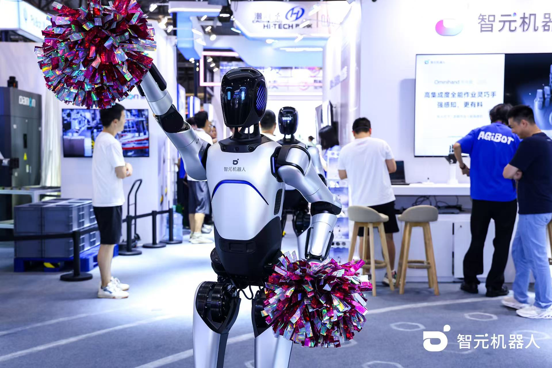 米兰官网机器人 WAIC 首日展台火爆，机器人家族集体打工忙不停